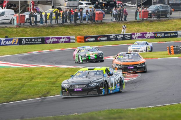 NASCAR EURO SERIES 2025 Velká Británie: Promočená sobota, neděle opět patřila Doubkovi!