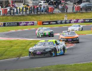 NASCAR EURO SERIES 2025 Velká Británie: Promočená sobota, neděle opět patřila Doubkovi!
