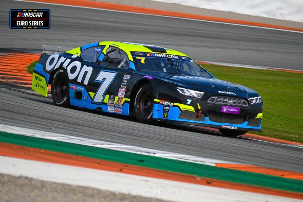 NASCAR Euro Series 2025 Španělsko: Doubek a Česká hymna!