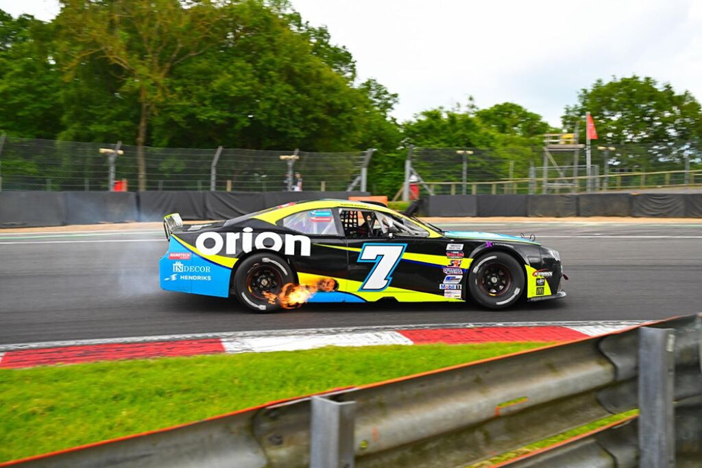 EuroNascar (V. Británie) - Doubek vítězí, ale je i sestřelen!