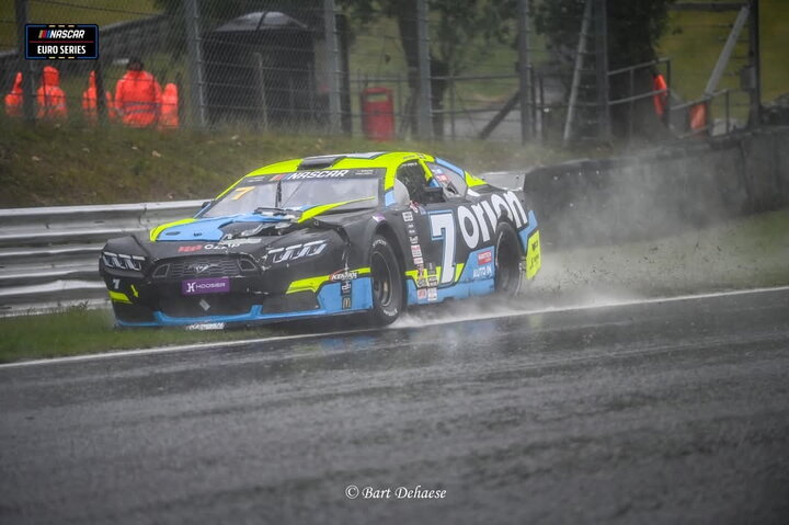 NASCAR Euro Series 2025 Velká Británie: Promočená sobota, neděle opět patřila Doubkovi!
