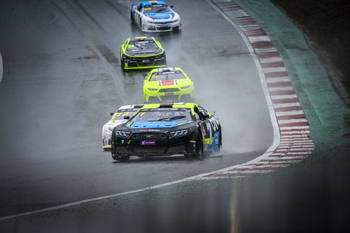 NASCAR EURO SERIES 2026 VELKÁ BRITÁNIE: Česká hymna dvakrát pro Doubka!